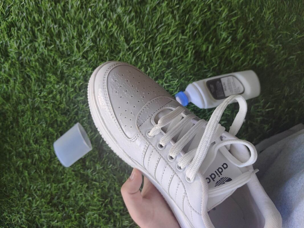 apply shoe cleaner on your white sneakers like in the pic