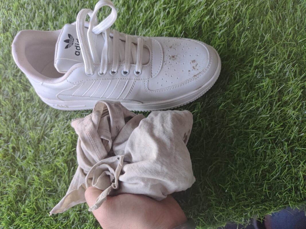 clean-nike air-white-sneaker-with-damp-clean-cloth