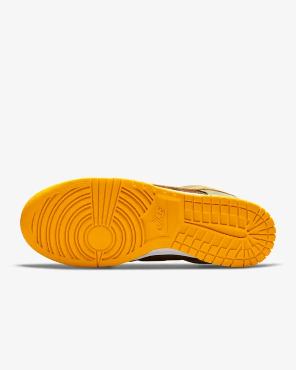 sole of orange nike dunk se